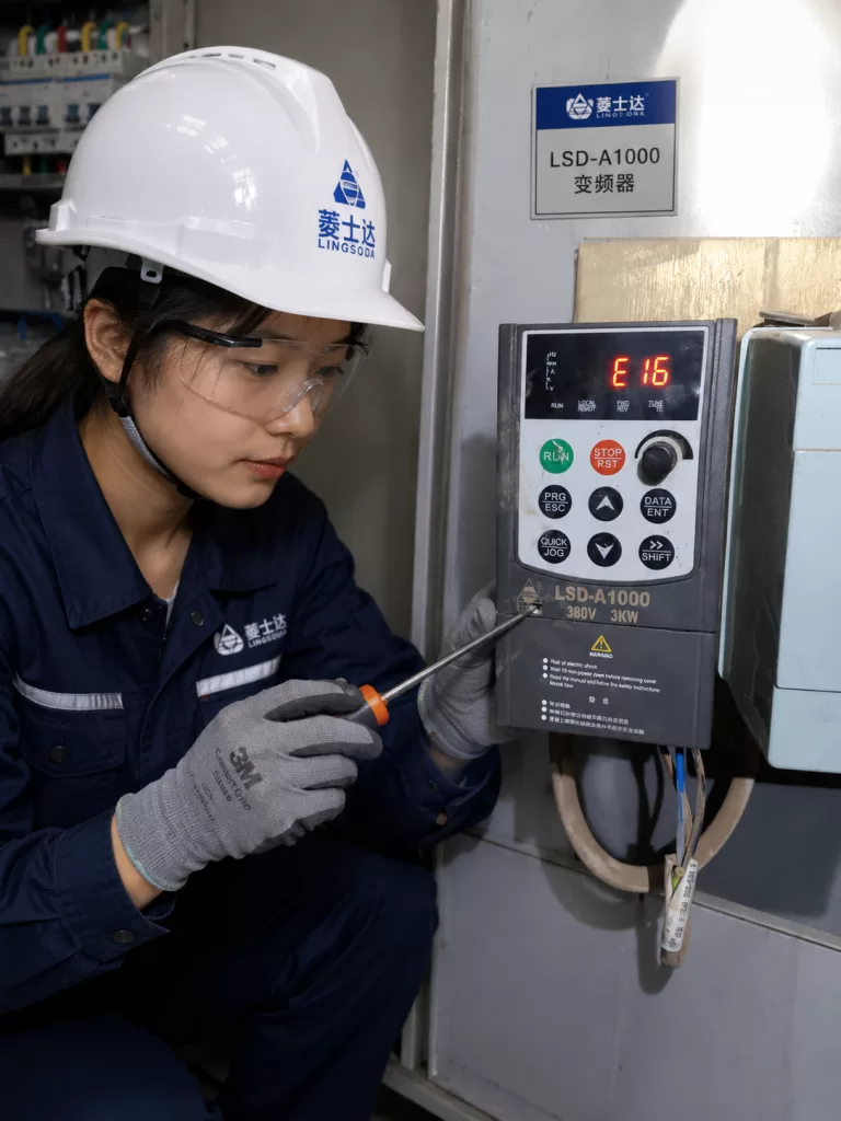 Engineer on-site repairs LSD-A1000 frequency converter