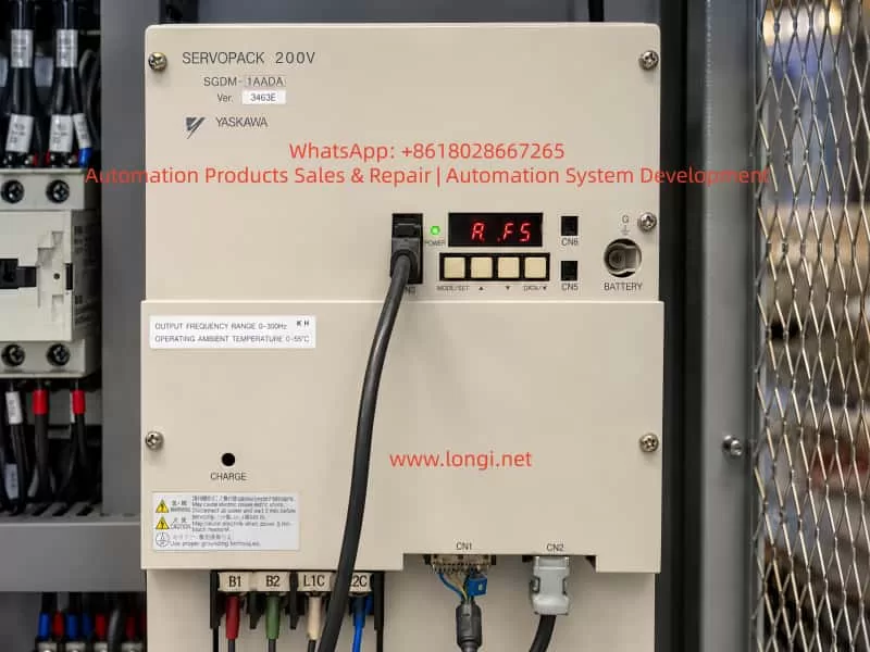 Yaskawa SGDM SERVOPACK 200V servo drive displaying A.F5 alarm inside an industrial electrical cabinet.