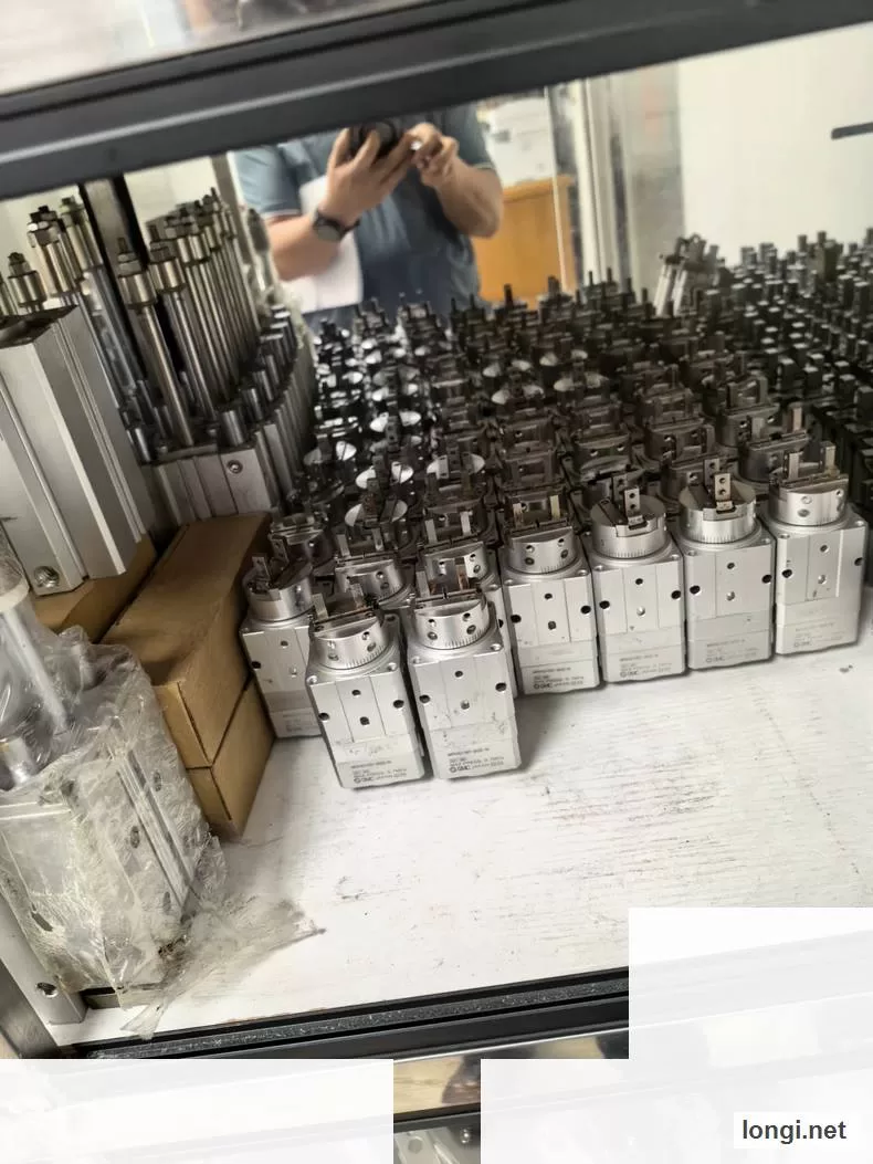 SMC MRHQ160-90S-N Rotary Gripper Cylinder product photo