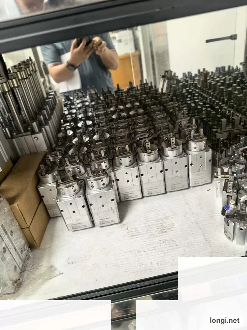 SMC MRHQ160-90S-N Rotary Gripper Cylinder product photo