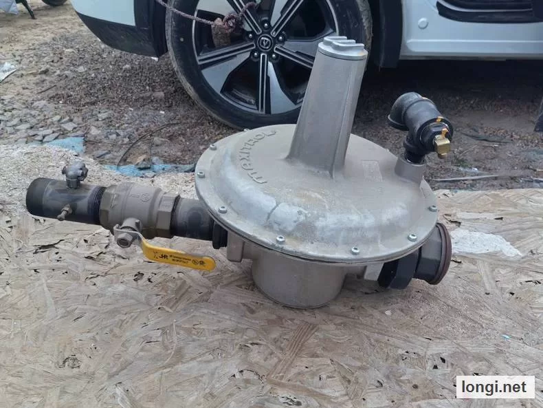 Maxitrol RV111 Industrial Gas Pressure Regulator product photo